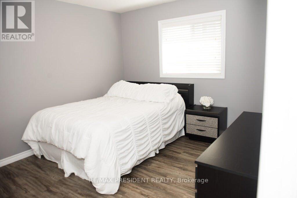 1657 Bayswater Crescent, London North (North E), Ontario  N6G 5N7 - Photo 11 - X12444588