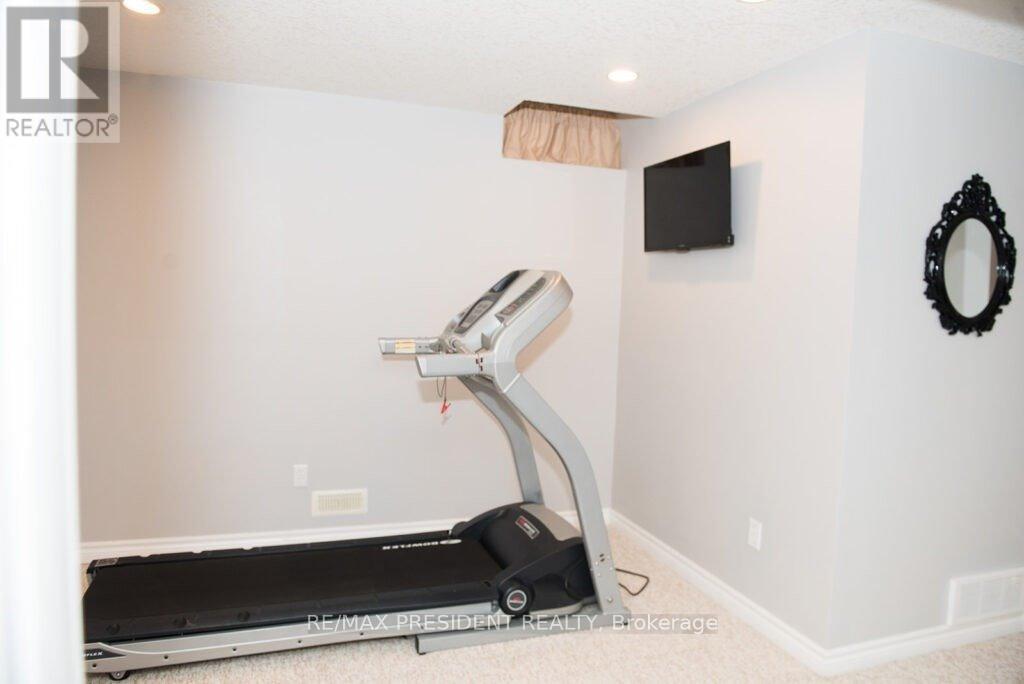 1657 Bayswater Crescent, London North (North E), Ontario  N6G 5N7 - Photo 17 - X12444588