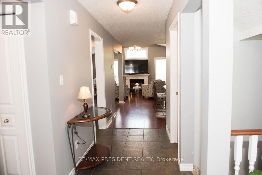 1657 Bayswater Crescent, London North (North E), Ontario  N6G 5N7 - Photo 3 - X12444588