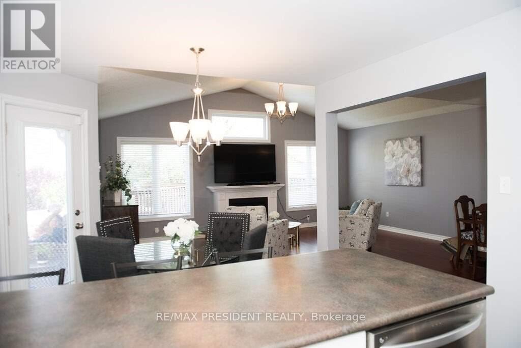 1657 Bayswater Crescent, London North (North E), Ontario  N6G 5N7 - Photo 5 - X12444588