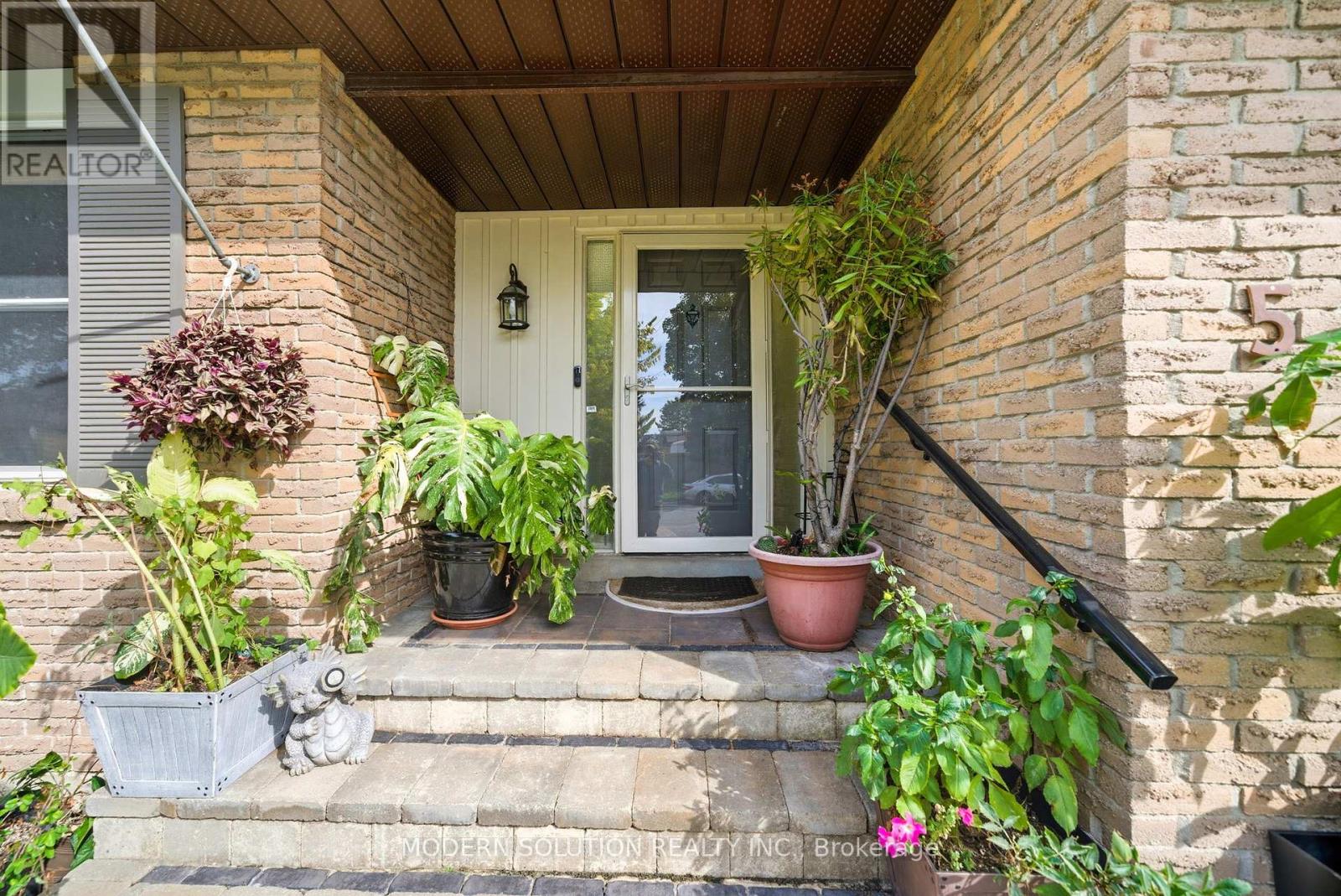 5 Woodlawn Court, Whitby (Blue Grass Meadows), Ontario  L1N 6R4 - Photo 2 - E12444616