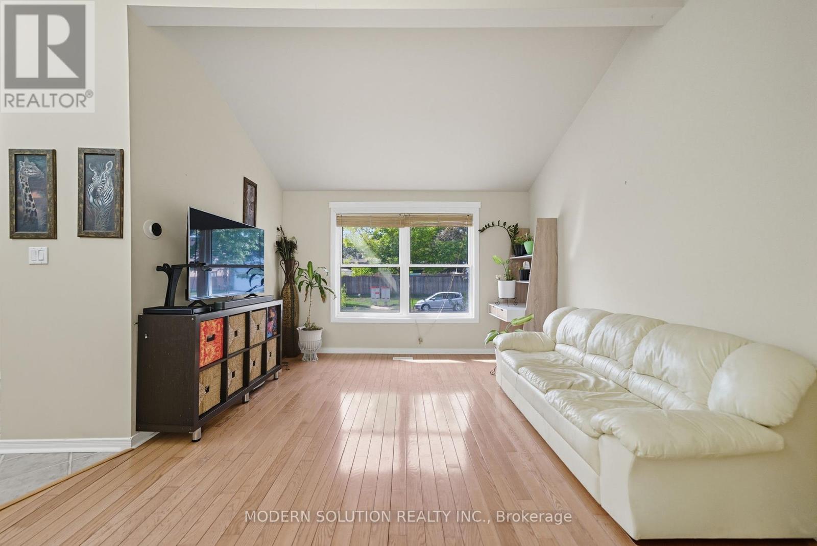 5 Woodlawn Court, Whitby (Blue Grass Meadows), Ontario  L1N 6R4 - Photo 4 - E12444616