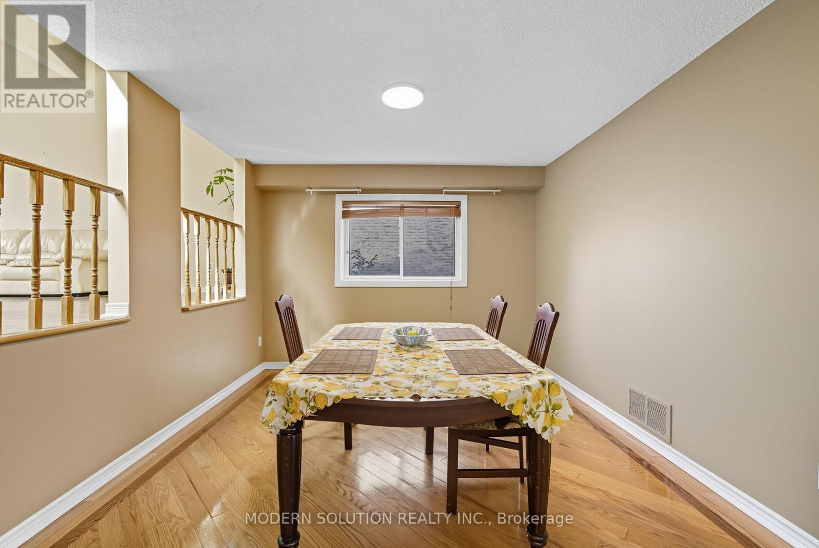 5 Woodlawn Court, Whitby (Blue Grass Meadows), Ontario  L1N 6R4 - Photo 6 - E12444616