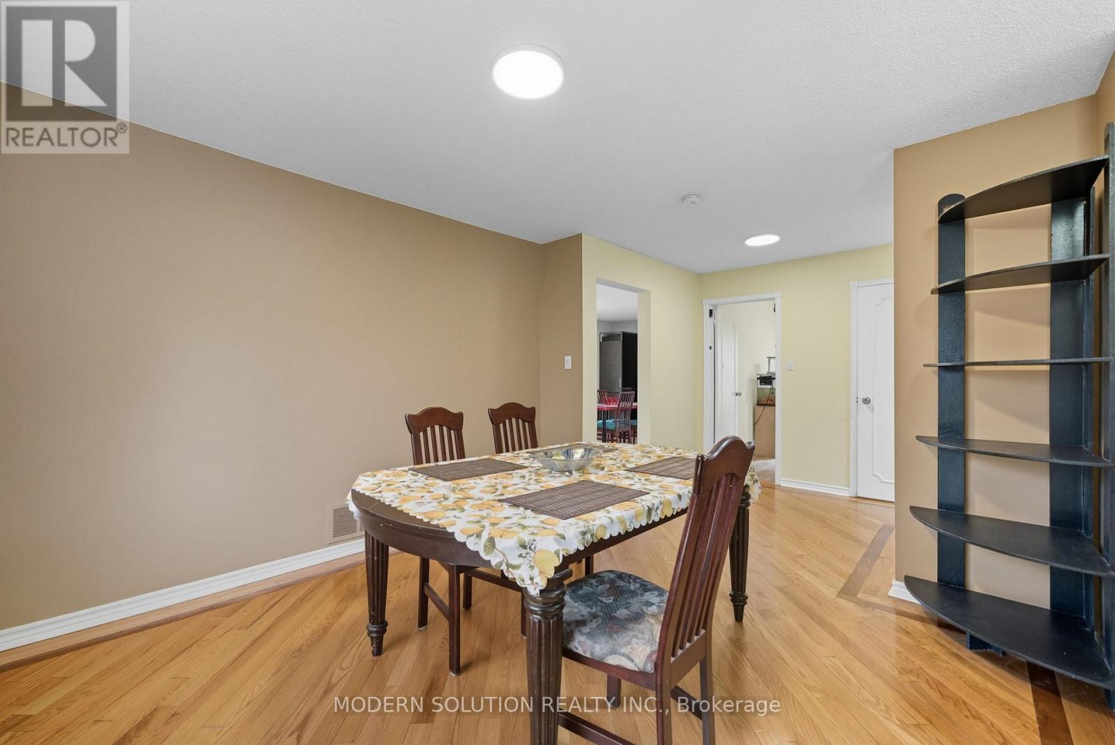 5 Woodlawn Court, Whitby (Blue Grass Meadows), Ontario  L1N 6R4 - Photo 7 - E12444616