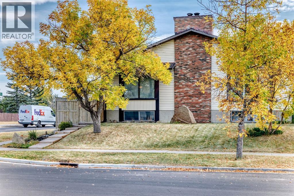8432 Berkley Road Nw, Calgary, Alberta  T3K 1B4 - Photo 3 - A2260578