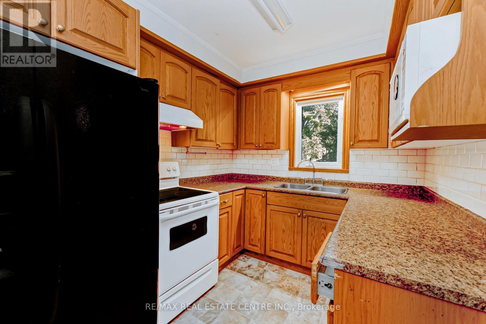 101 Ninth Street, Toronto (New Toronto), Ontario  M8V 3E5 - Photo 12 - W12444611
