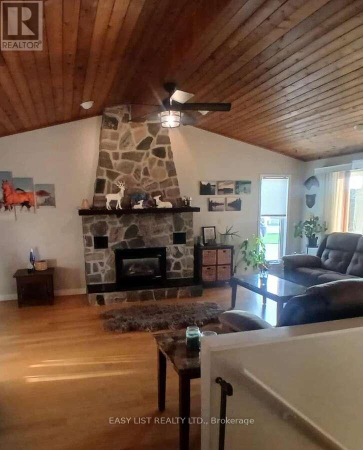 7652 Harris Point Drive, Plympton-Wyoming, Ontario  N0N 1J6 - Photo 10 - X12444601