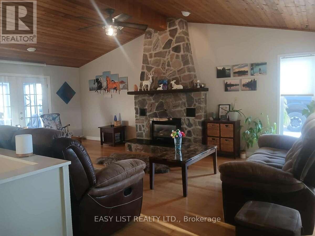 7652 Harris Point Drive, Plympton-Wyoming, Ontario  N0N 1J6 - Photo 11 - X12444601