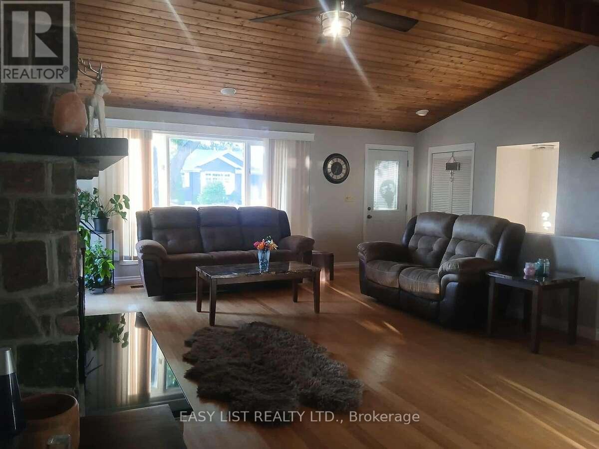 7652 Harris Point Drive, Plympton-Wyoming, Ontario  N0N 1J6 - Photo 12 - X12444601