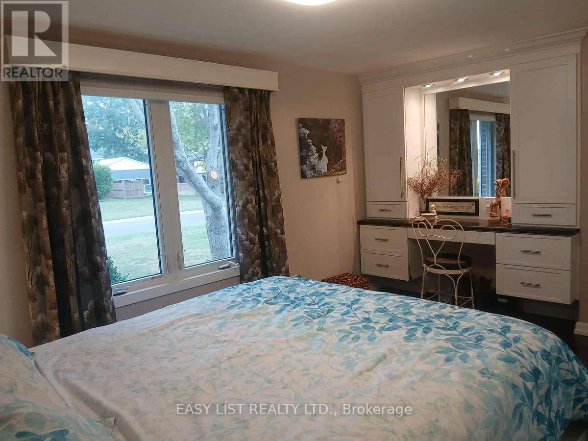 7652 Harris Point Drive, Plympton-Wyoming, Ontario  N0N 1J6 - Photo 18 - X12444601