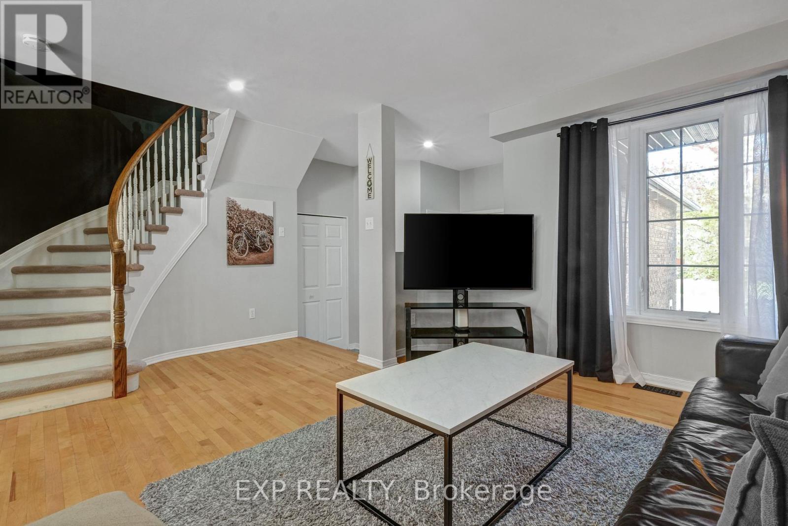 104 Carwood Circle, Ottawa, Ontario  K1K 4V5 - Photo 11 - X12444640