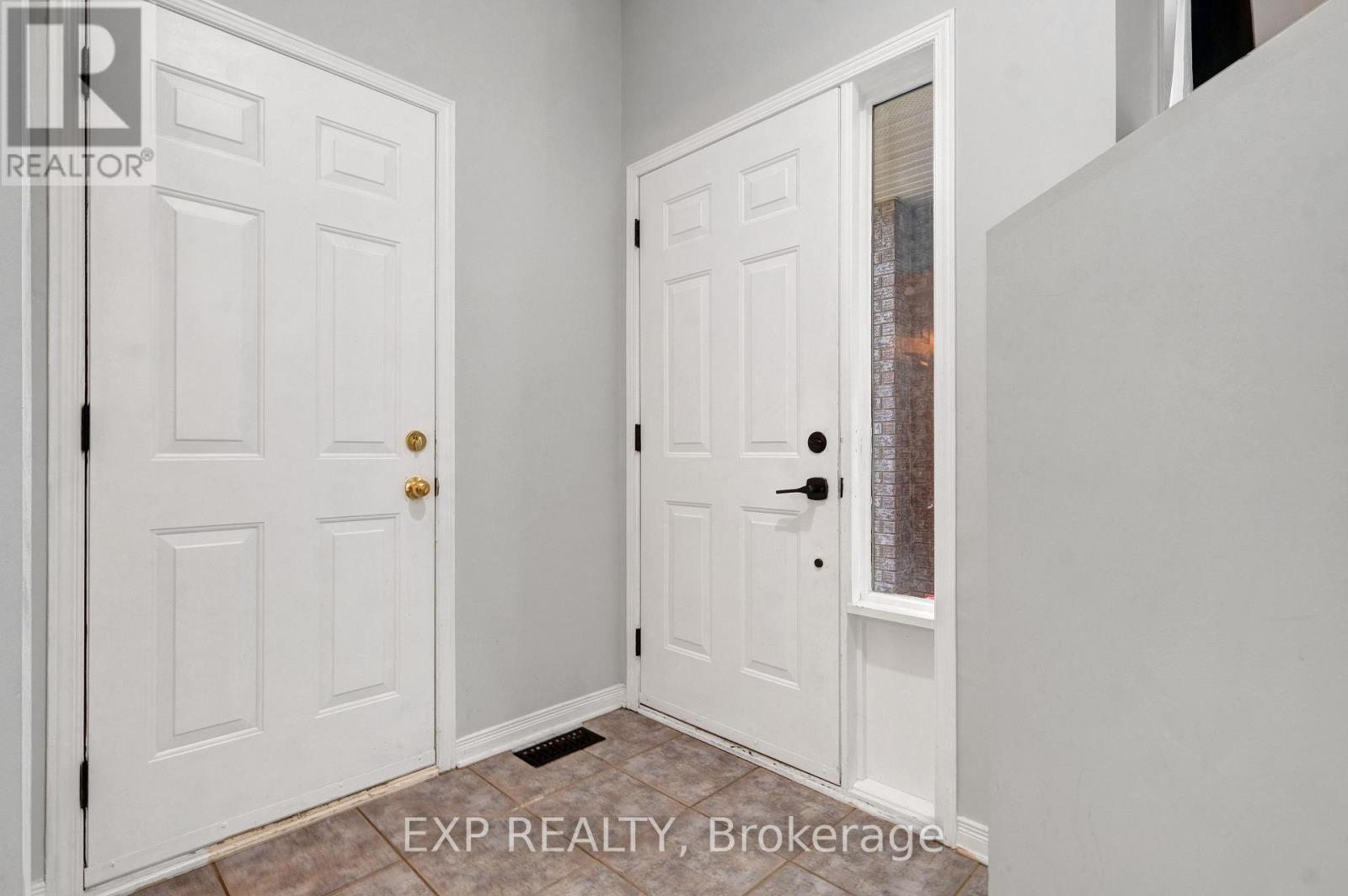 104 Carwood Circle, Ottawa, Ontario  K1K 4V5 - Photo 5 - X12444640