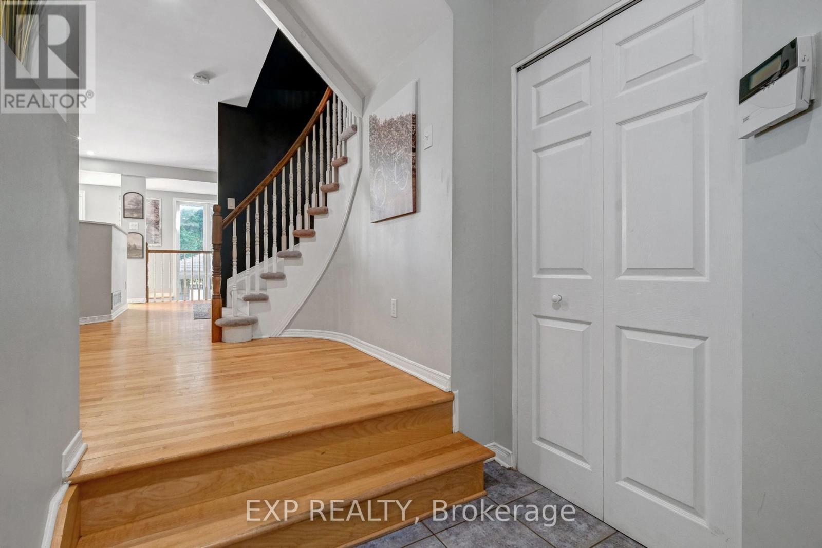 104 Carwood Circle, Ottawa, Ontario  K1K 4V5 - Photo 6 - X12444640