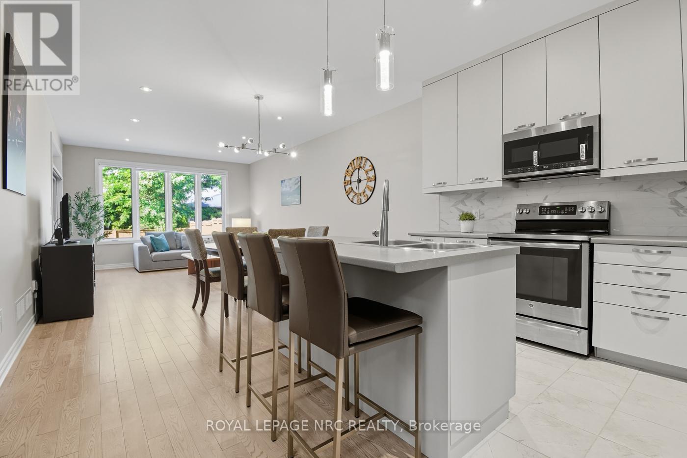 13 Andrew Lane, Thorold (Hurricane/merrittville), Ontario  L2V 0V3 - Photo 11 - X12444656