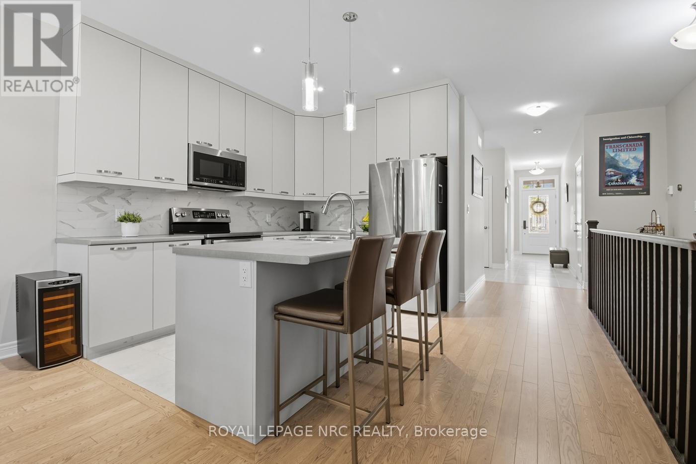 13 Andrew Lane, Thorold (Hurricane/merrittville), Ontario  L2V 0V3 - Photo 12 - X12444656