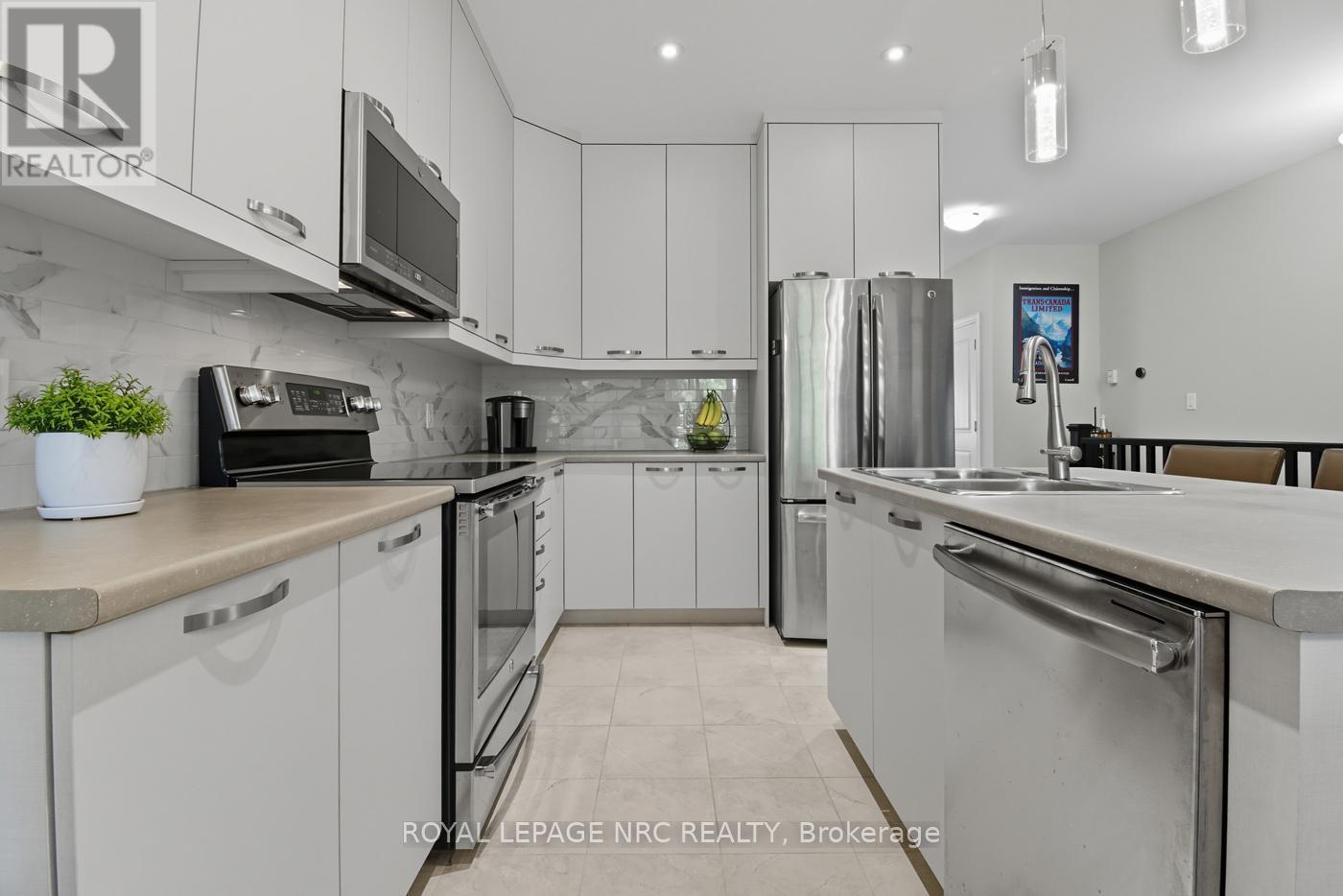 13 Andrew Lane, Thorold (Hurricane/merrittville), Ontario  L2V 0V3 - Photo 13 - X12444656