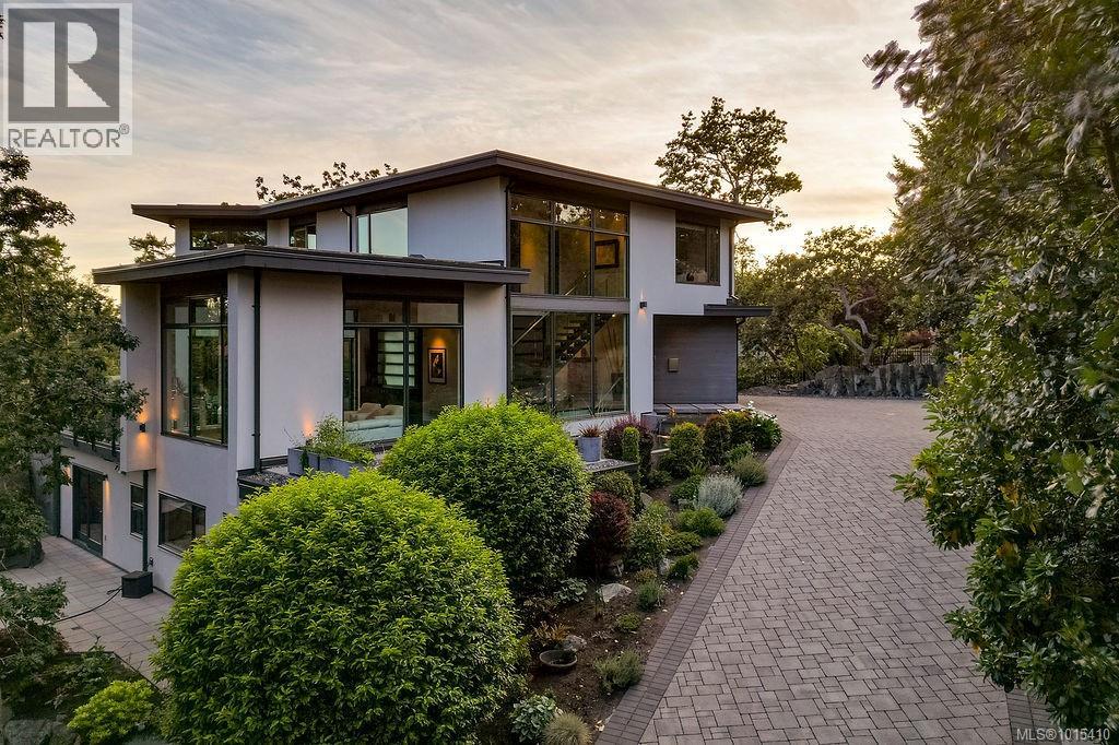 3724 Arbutus Ridge, Saanich, British Columbia