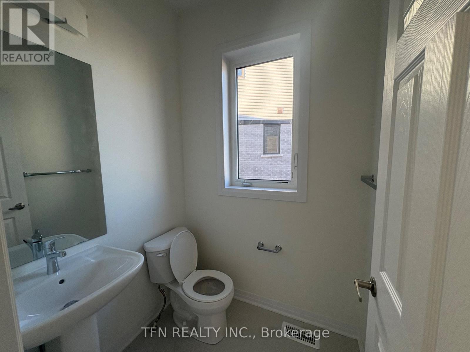 28 Canvas Crescent, Welland, Ontario  L3B 0P4 - Photo 11 - X12365434