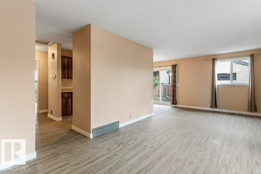 5704 93a Av Nw, Edmonton, Alberta  T6B 2K7 - Photo 9 - E4460207