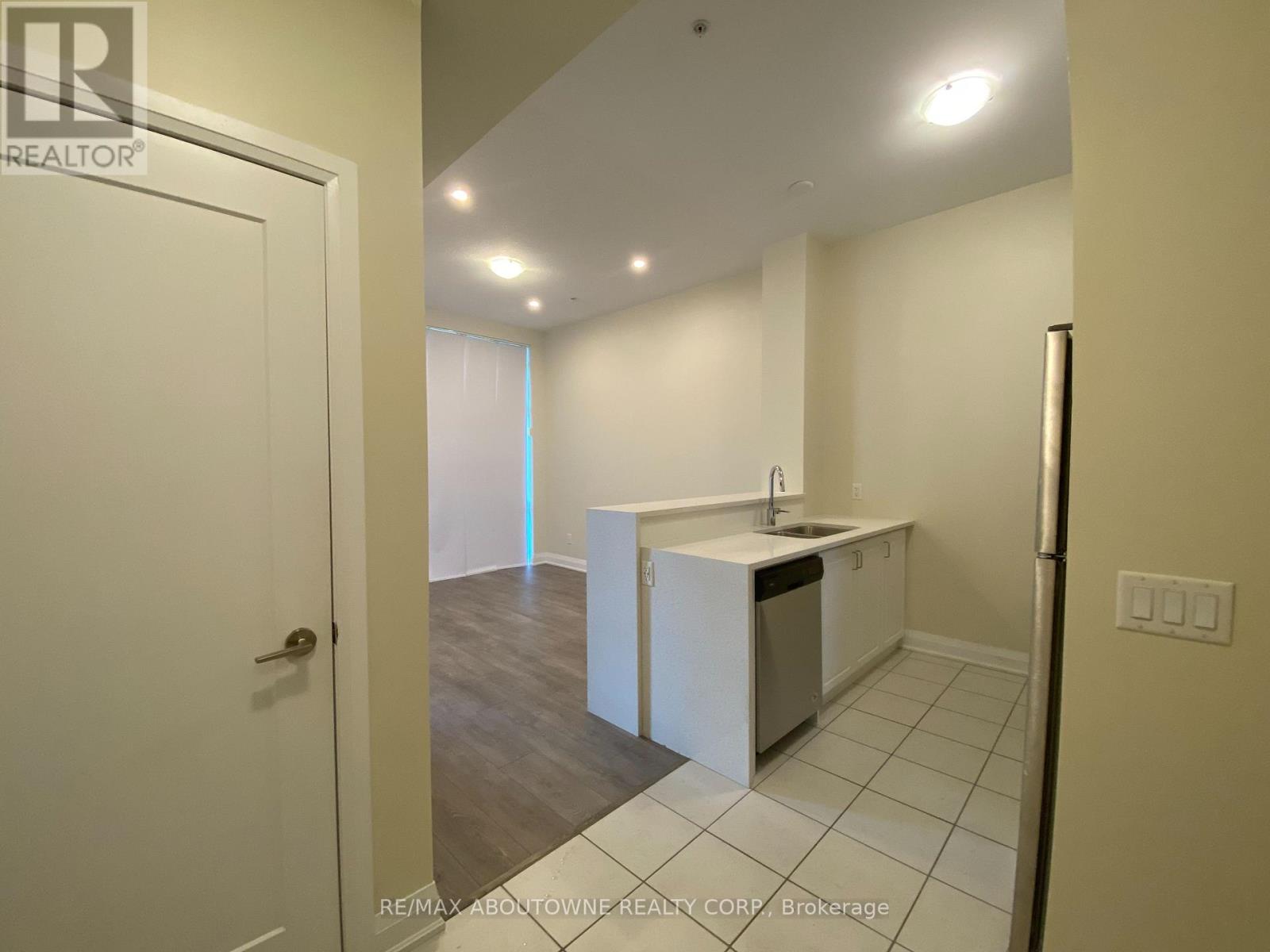 621 - 16 Concord Place, Grimsby (Grimsby Beach), Ontario  L3M 0J1 - Photo 6 - X12444683
