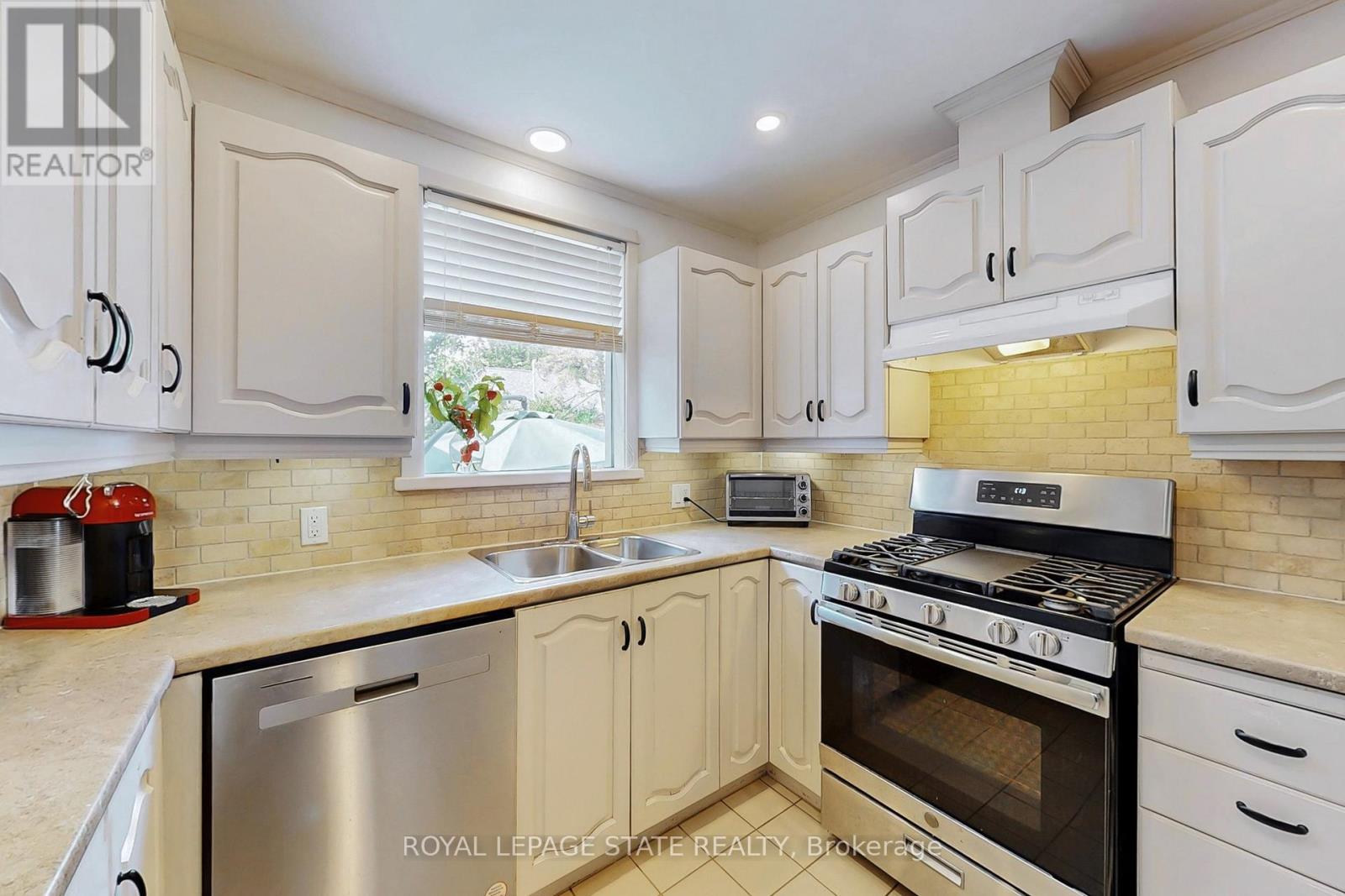40 Galbraith Drive, Hamilton (Stoney Creek), Ontario  L8G 1Z9 - Photo 12 - X12444703