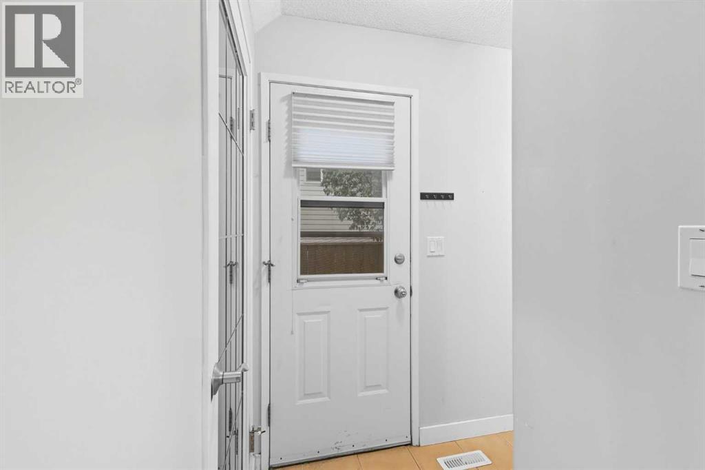 47 Shawglen Place Sw, Calgary, Alberta  T2Y 1X9 - Photo 12 - A2261761