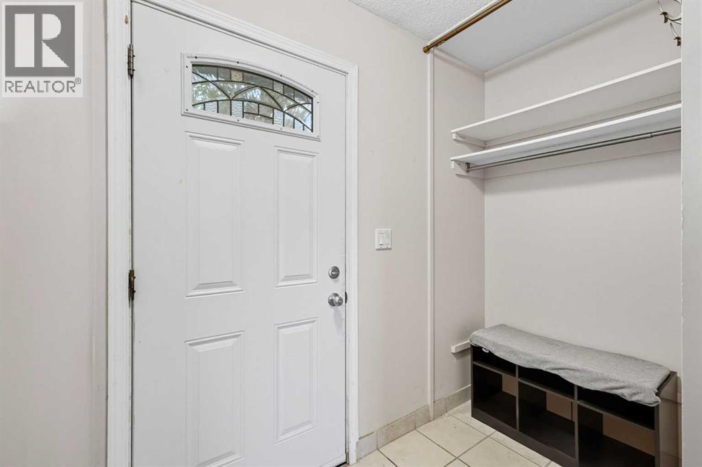 47 Shawglen Place Sw, Calgary, Alberta  T2Y 1X9 - Photo 4 - A2261761