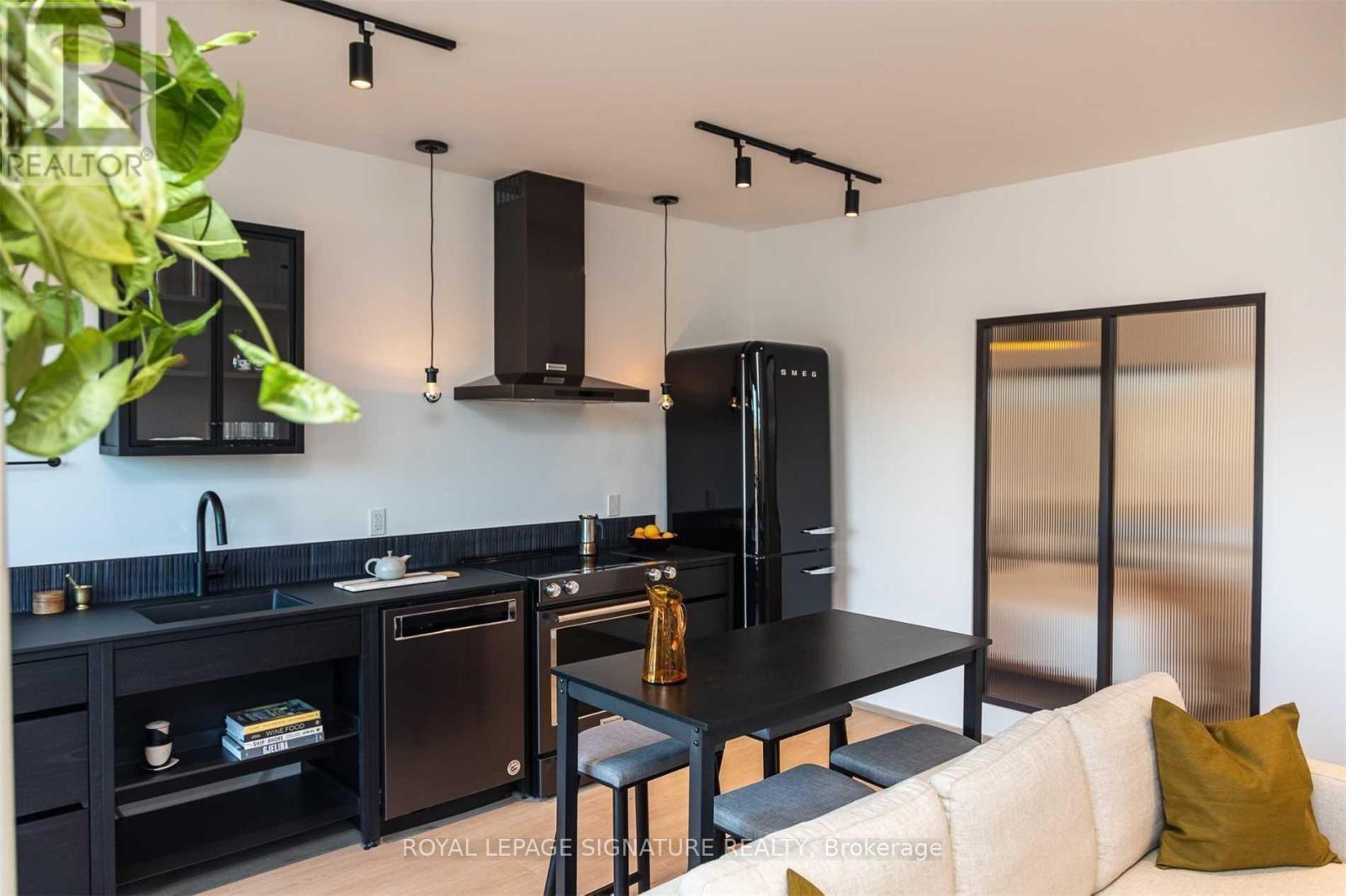 5 - 36 Geary Avenue, Toronto, Ontario  M6H 2B4 - Photo 6 - C12444715