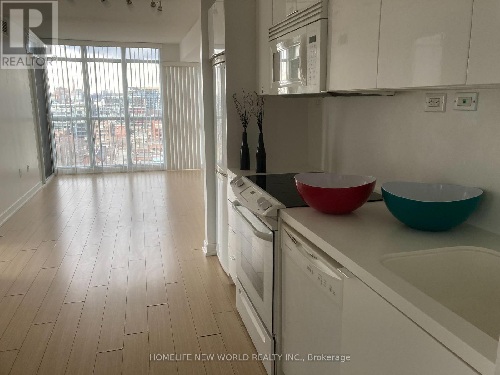 1612 - 15 Iceboat Terrace, Toronto, Ontario  M5V 4A5 - Photo 9 - C12444726