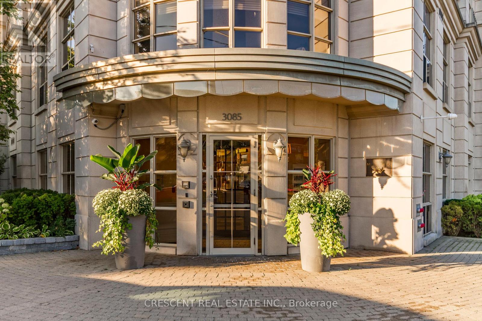 605 - 3085 Bloor Street W, Toronto, Ontario  M8X 1C9 - Photo 2 - W12438970
