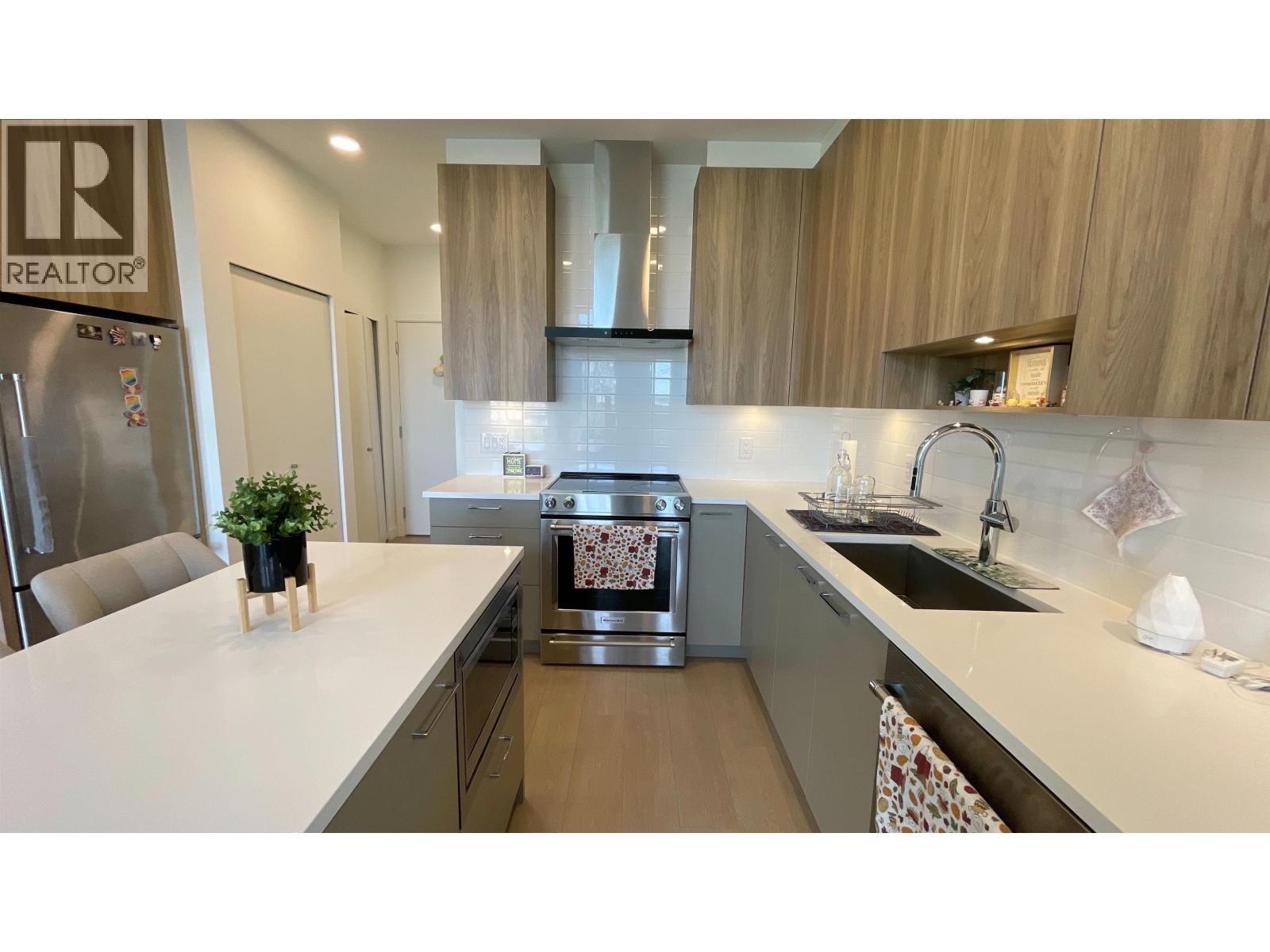 614 7599 15th Street, Burnaby, British Columbia  V3N 0H9 - Photo 2 - R3048933