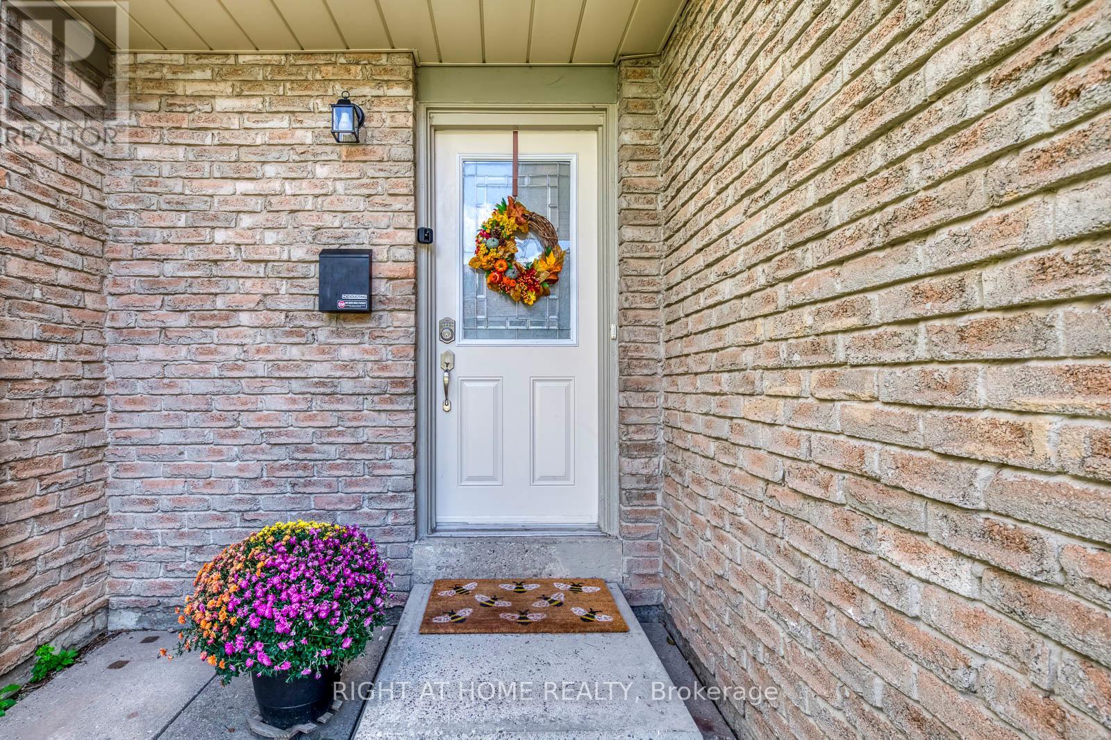 132 - 132 Ashton Crescent, Brampton (Central Park), Ontario  L6S 3J9 - Photo 3 - W12444718