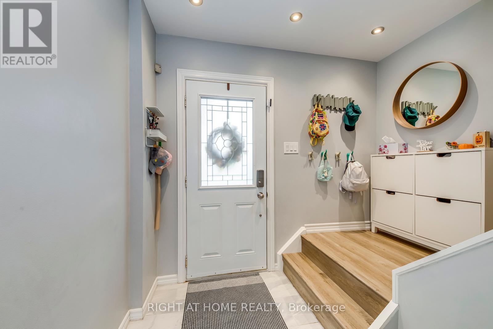 132 - 132 Ashton Crescent, Brampton (Central Park), Ontario  L6S 3J9 - Photo 4 - W12444718