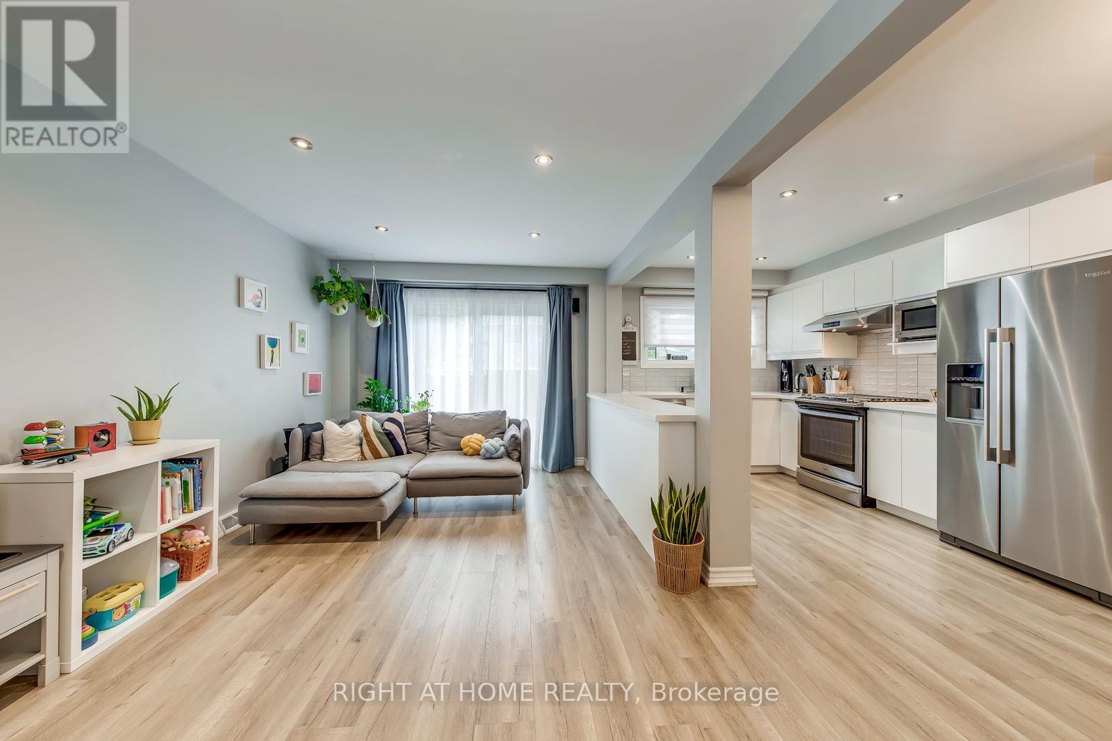 132 - 132 Ashton Crescent, Brampton (Central Park), Ontario  L6S 3J9 - Photo 6 - W12444718