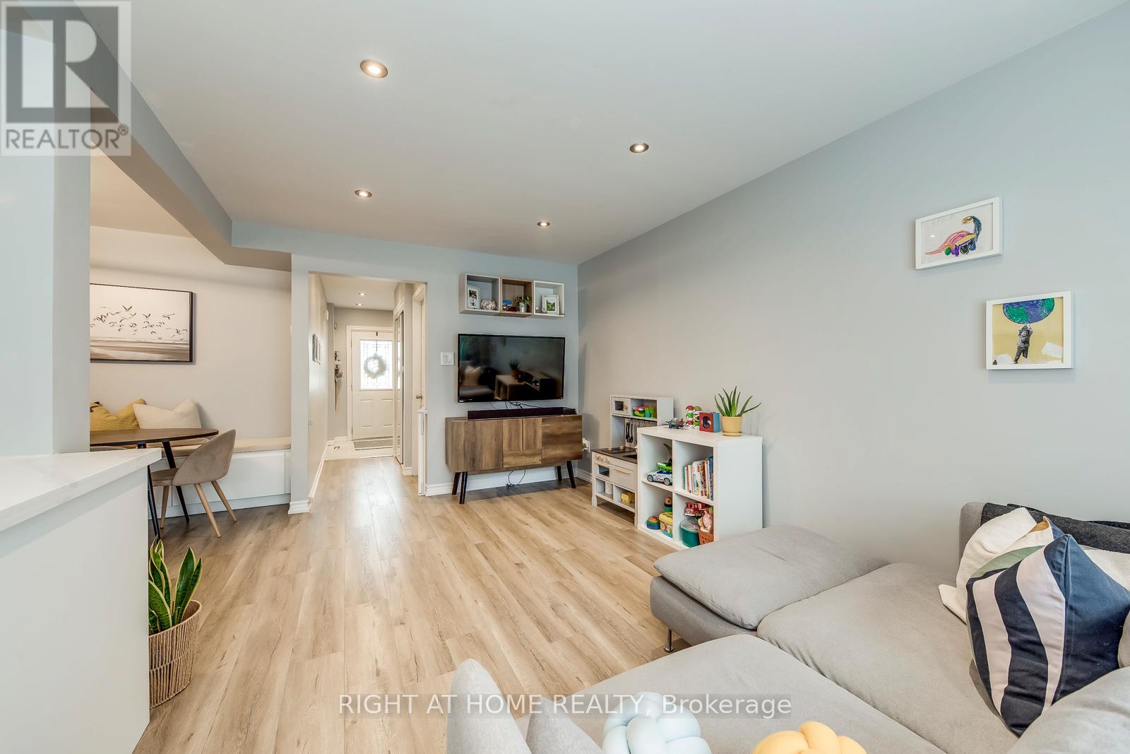132 - 132 Ashton Crescent, Brampton (Central Park), Ontario  L6S 3J9 - Photo 9 - W12444718