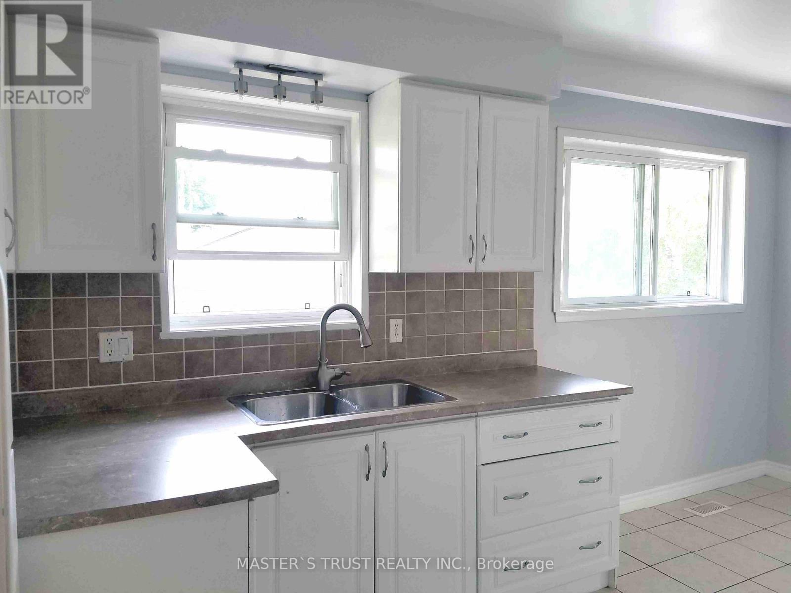 1316 Redbank Crescent, Oakville, Ontario  L6H 1Y5 - Photo 5 - W12444734