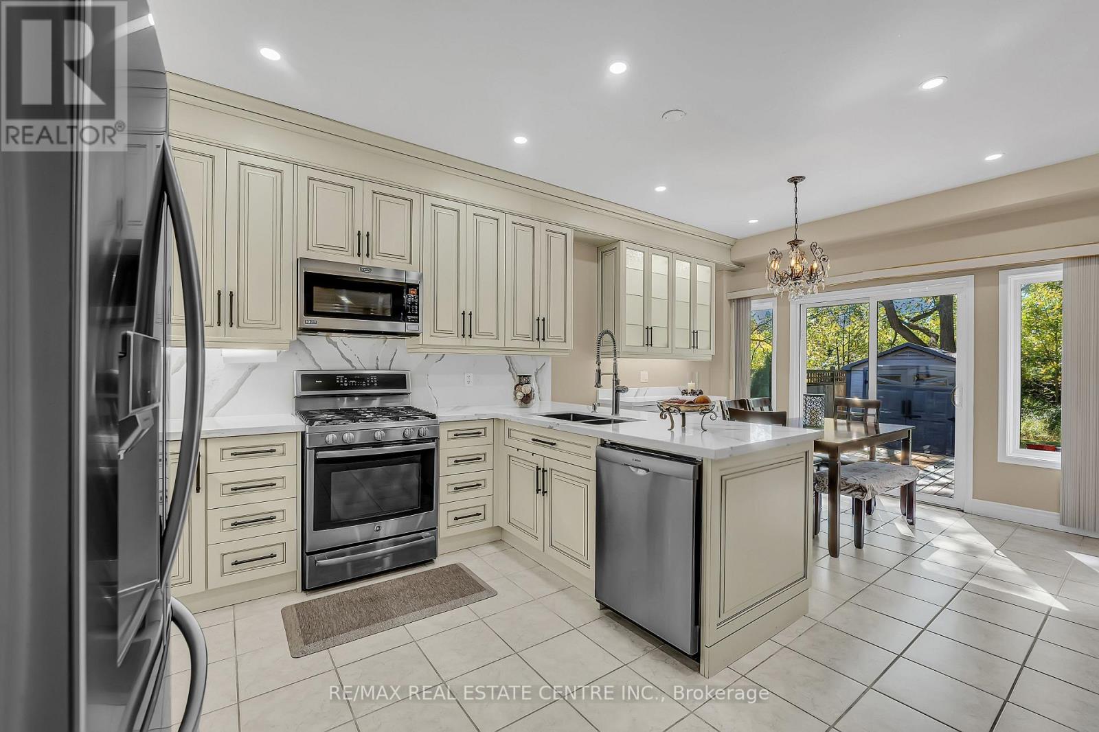 35 Pantano Drive, Hamilton, Ontario  L9B 2Y4 - Photo 3 - X12373743