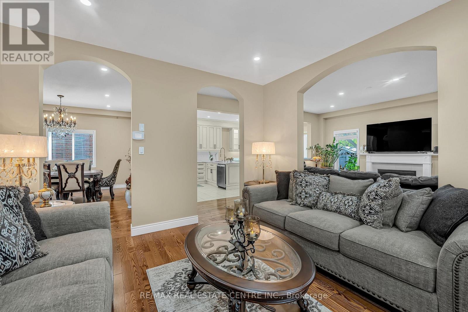35 Pantano Drive, Hamilton, Ontario  L9B 2Y4 - Photo 12 - X12373743