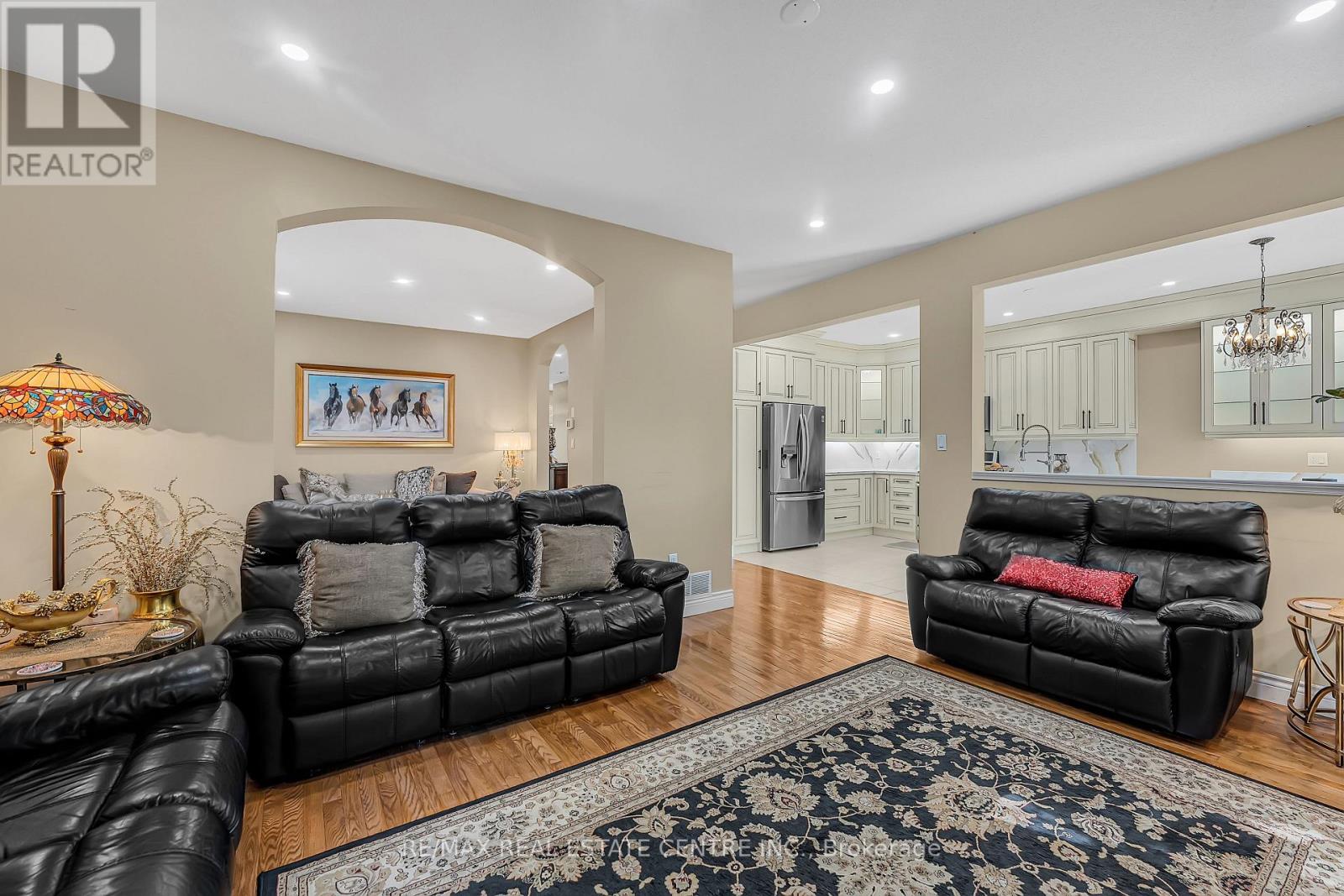 35 Pantano Drive, Hamilton, Ontario  L9B 2Y4 - Photo 5 - X12373743