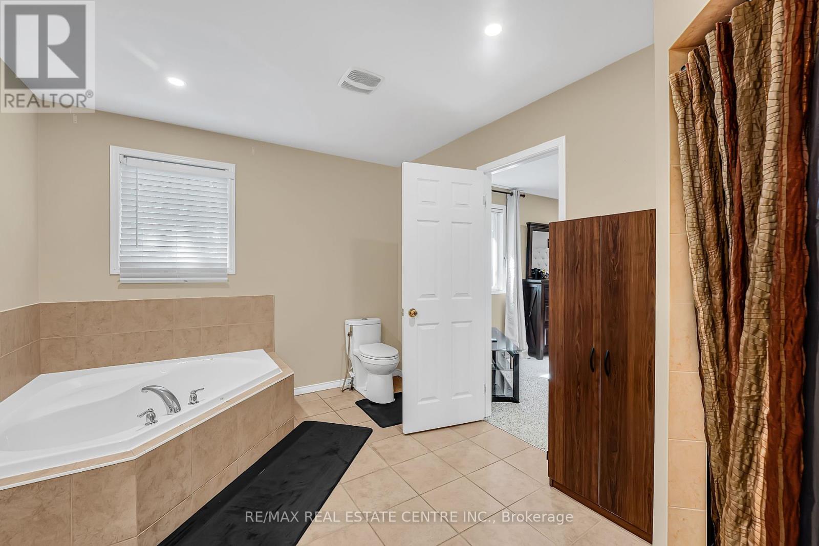 35 Pantano Drive, Hamilton, Ontario  L9B 2Y4 - Photo 29 - X12373743