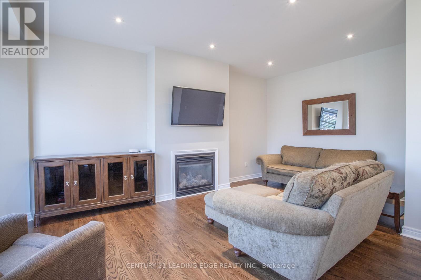 327 Mantle Avenue, Whitchurch-Stouffville, Ontario  L4A 0R9 - Photo 13 - N12439900