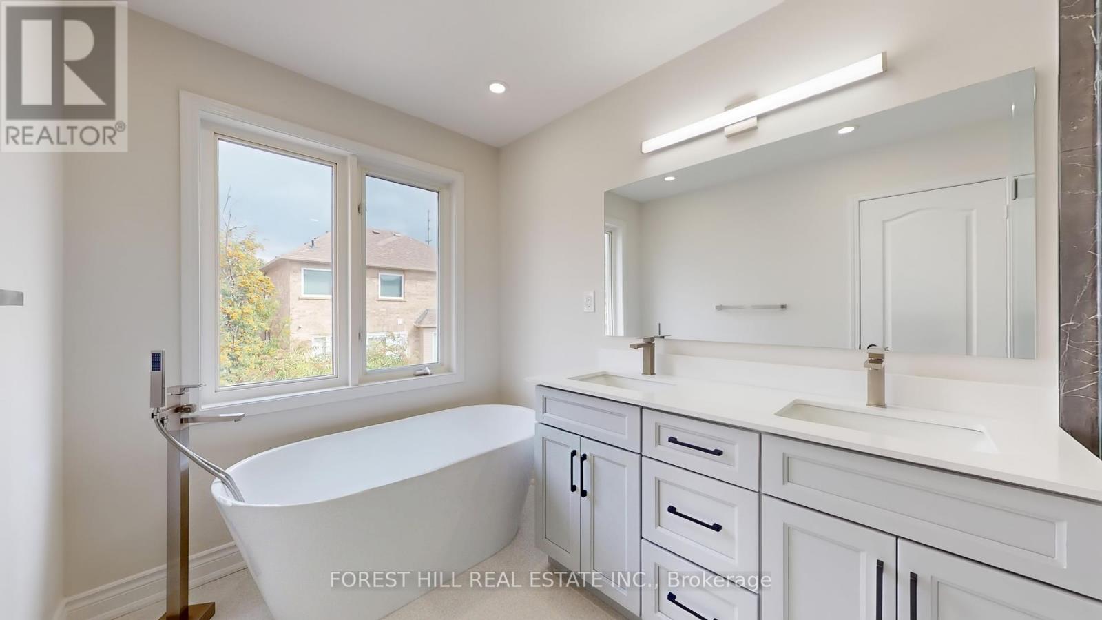 4 Lionheart Lane, Markham, Ontario  L6C 2B7 - Photo 14 - N12444758