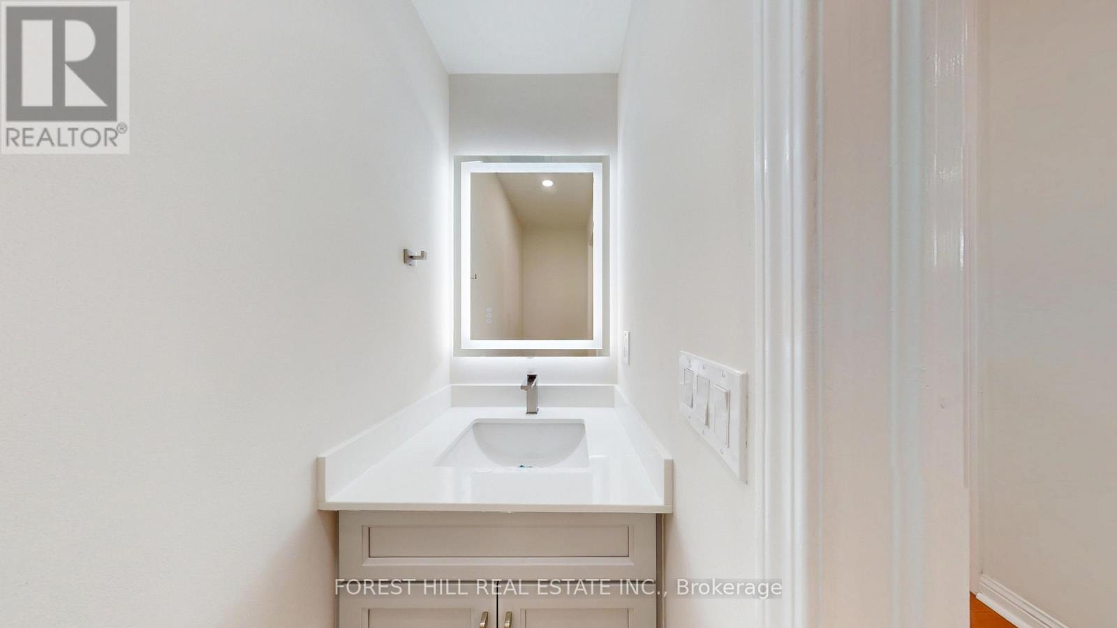 4 Lionheart Lane, Markham, Ontario  L6C 2B7 - Photo 9 - N12444758