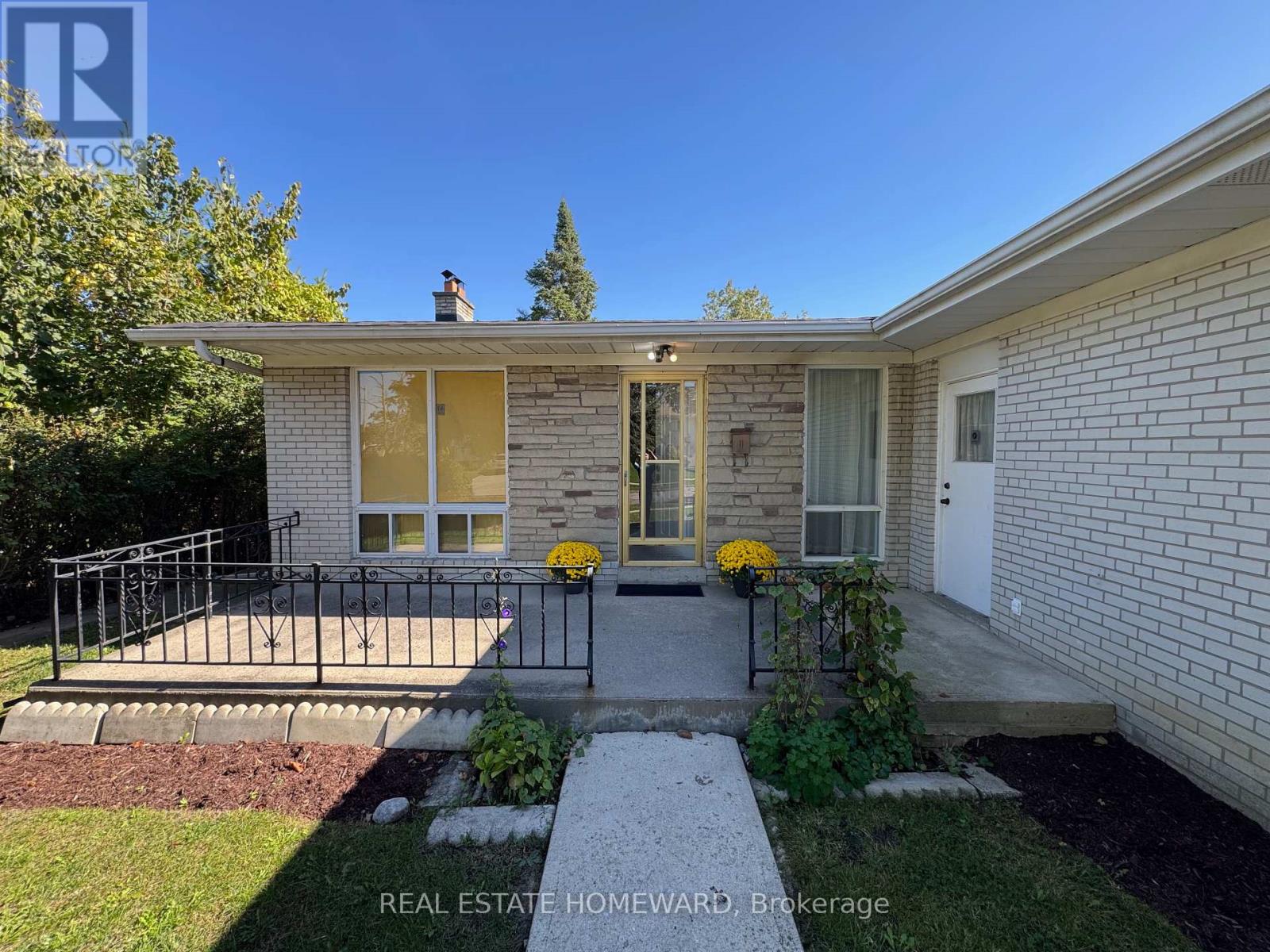 17 Collingdale Road, Toronto, Ontario  M9V 3R2 - Photo 3 - W12444756
