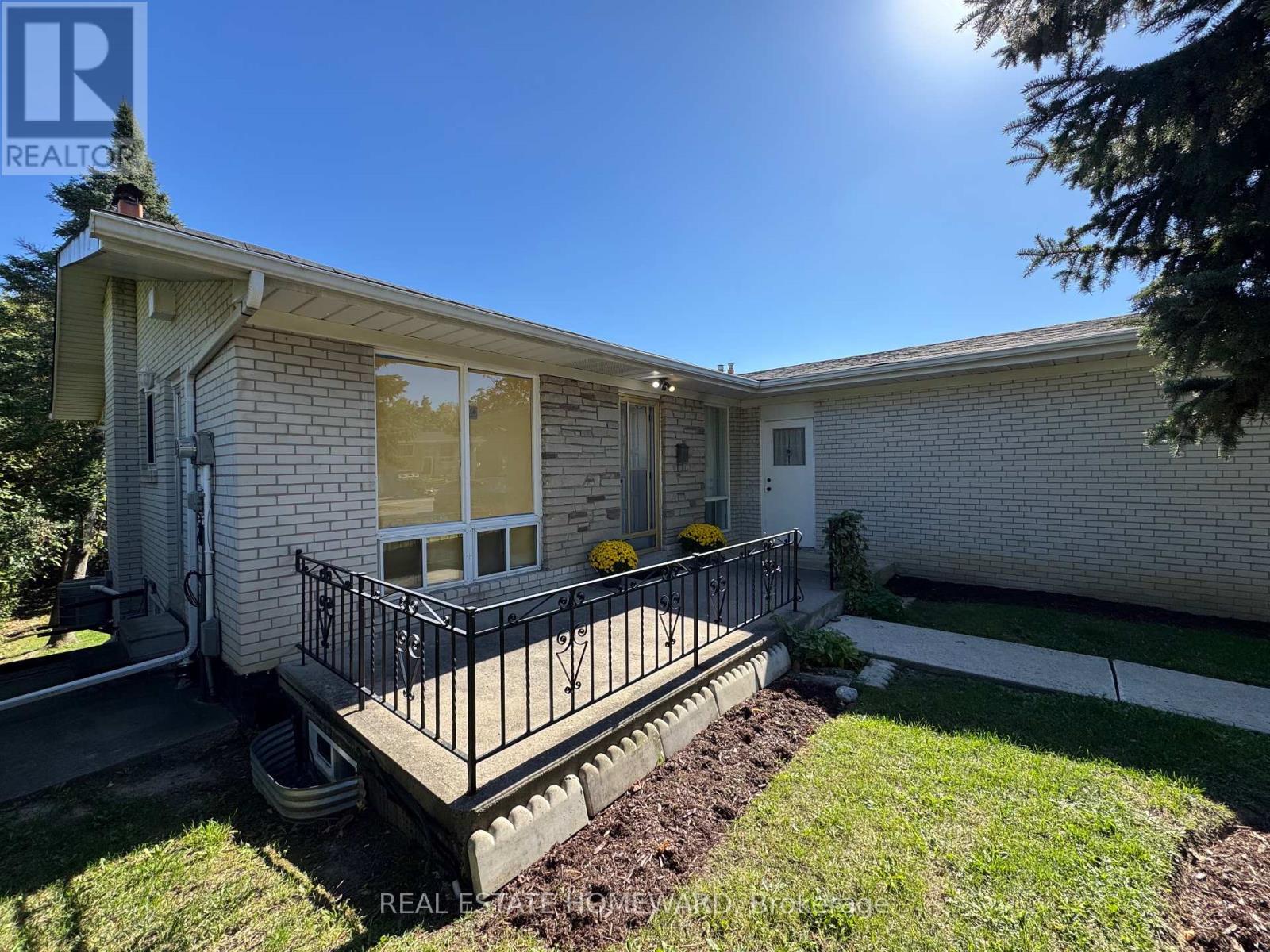 17 Collingdale Road, Toronto, Ontario  M9V 3R2 - Photo 4 - W12444756
