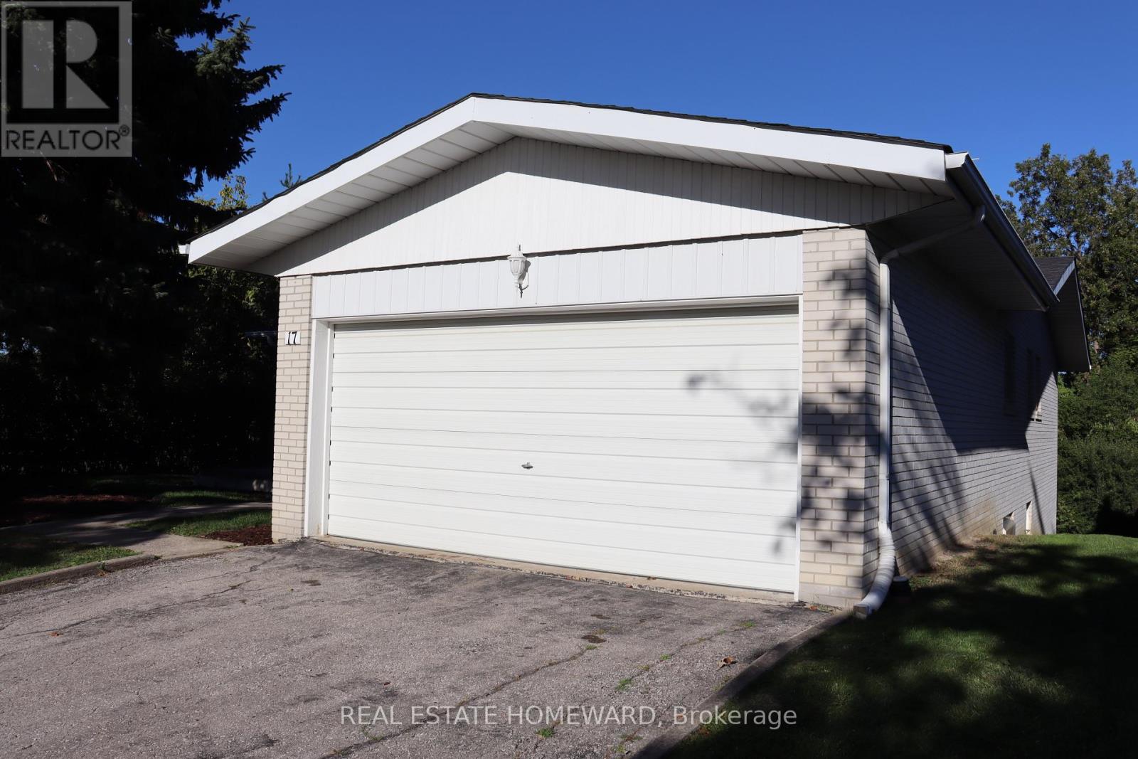 17 Collingdale Road, Toronto, Ontario  M9V 3R2 - Photo 5 - W12444756