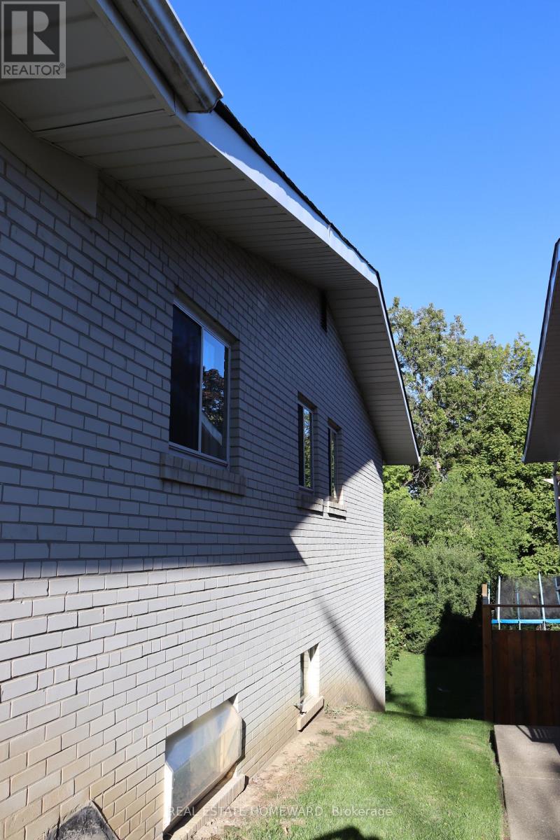 17 Collingdale Road, Toronto, Ontario  M9V 3R2 - Photo 6 - W12444756