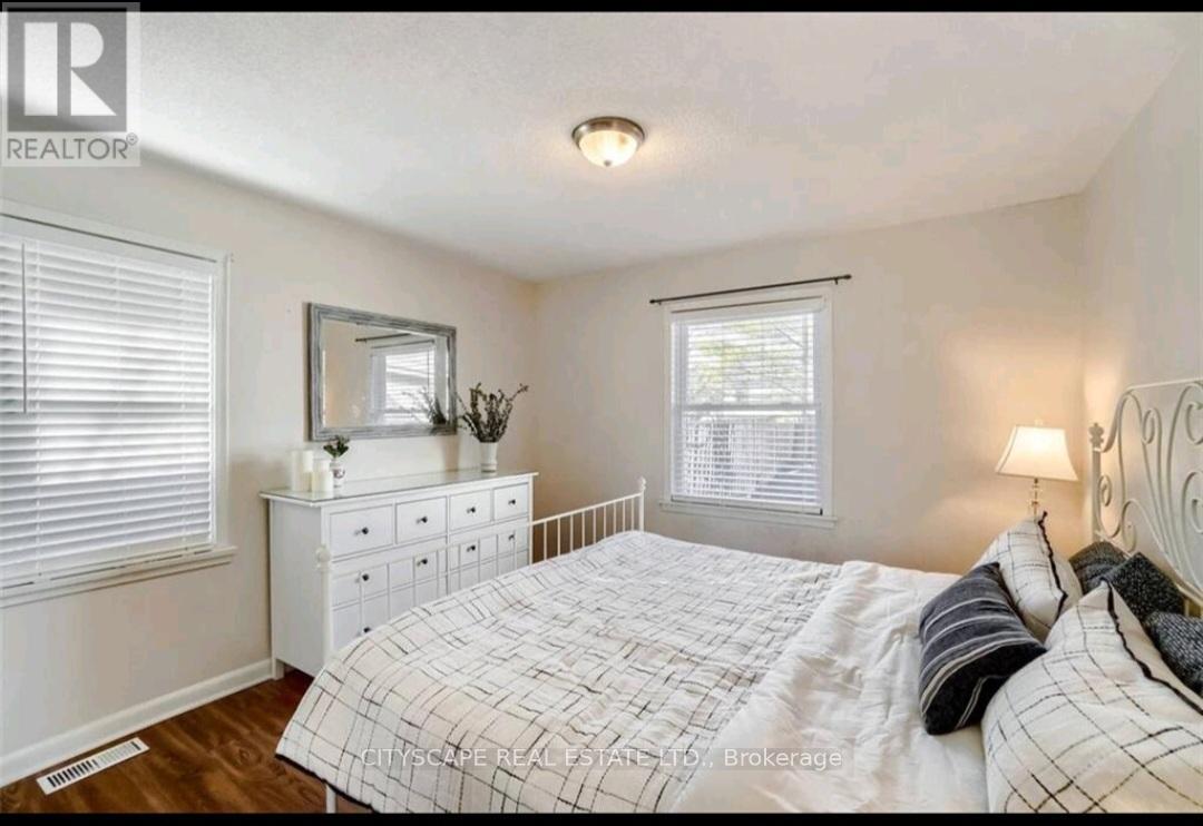 202 East 44th Street, Hamilton, Ontario  L8T 3H6 - Photo 10 - X12444757