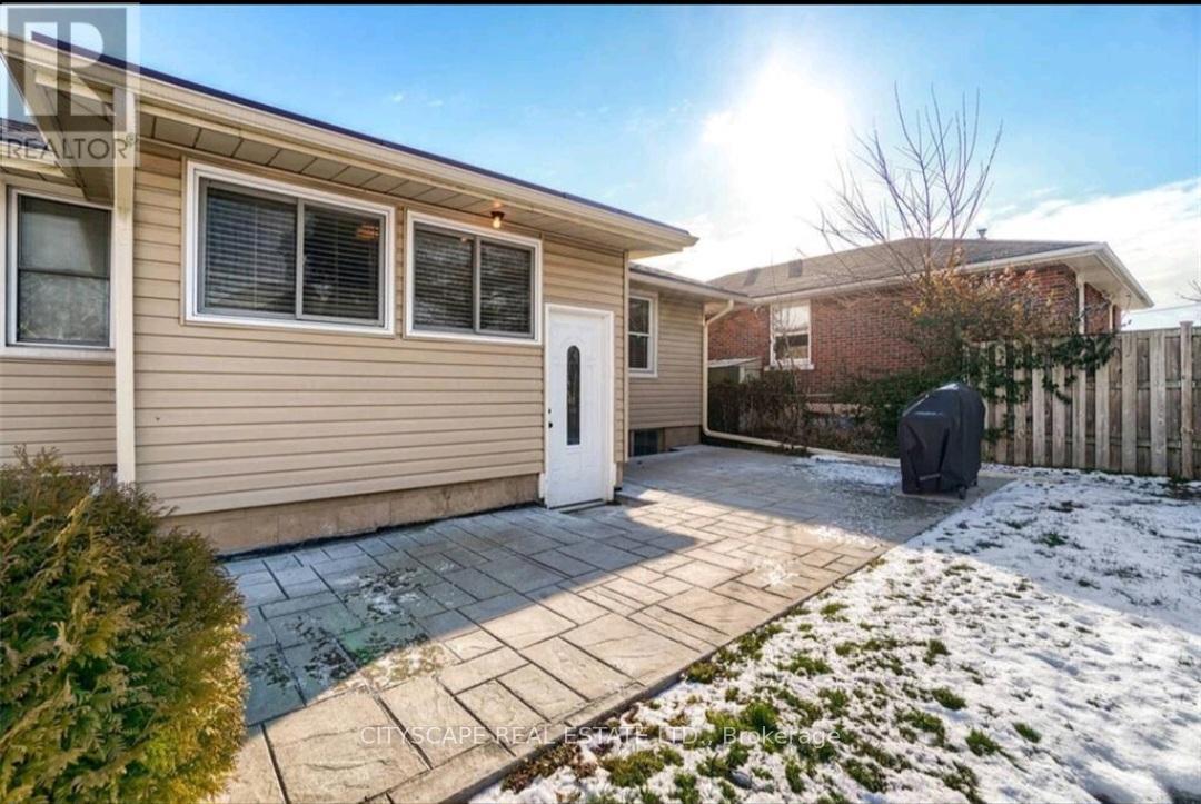 202 East 44th Street, Hamilton, Ontario  L8T 3H6 - Photo 19 - X12444757