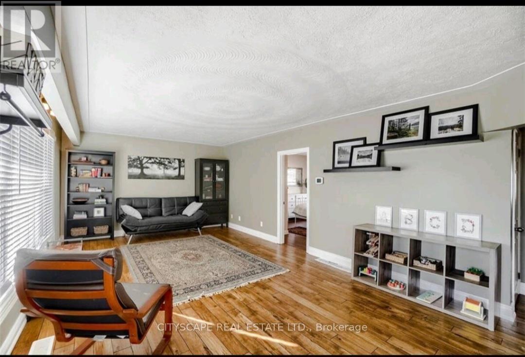 202 East 44th Street, Hamilton, Ontario  L8T 3H6 - Photo 3 - X12444757